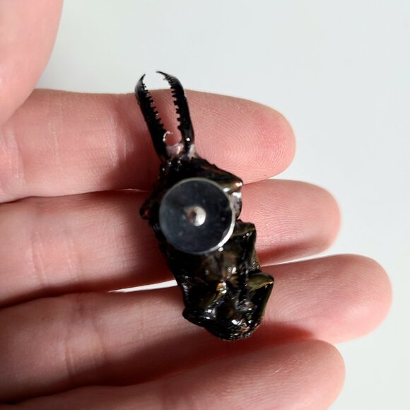 Vintage realistic looking green scarab pin. Bug unisex pin. - Picture 8 of 10